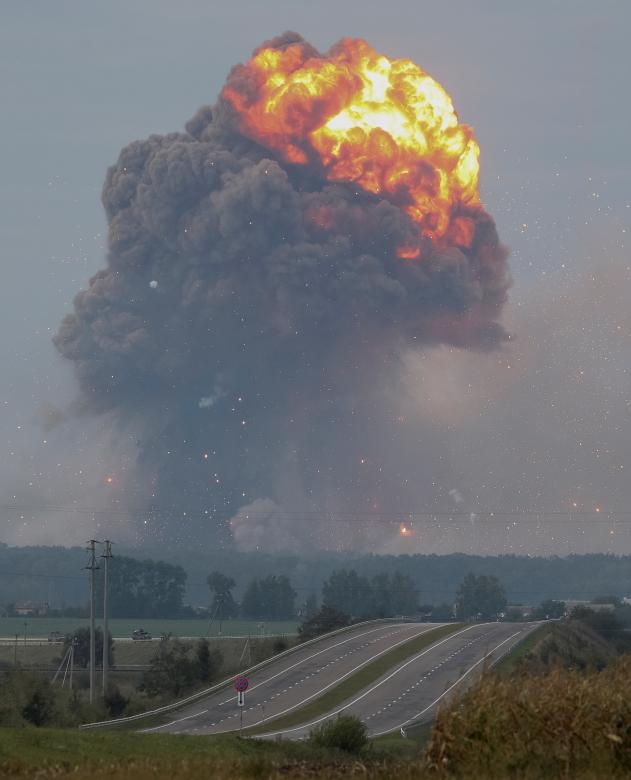 Kho vũ khí Ukraine nổ tan tành, tạo cầu lửa khổng lồ - Ảnh 7.