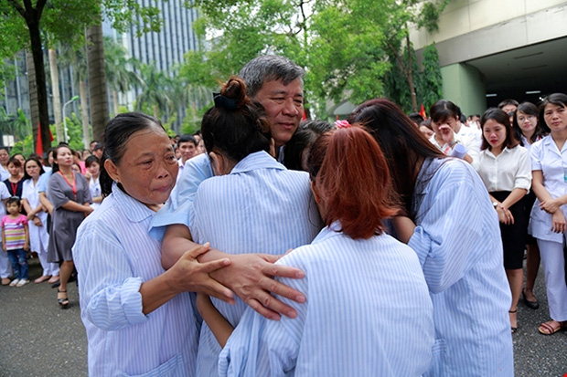 Viện trưởng Viện huyết học truyền máu trung ương nghỉ hưu, hàng trăm y bác sĩ, bệnh nhân xếp hàng chia tay trong nước mắt - Ảnh 8.