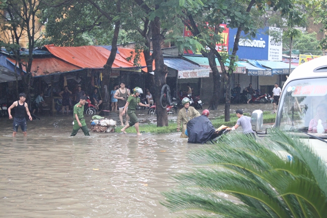 Lực lượng CAND bám địa bàn, giúp nhân dân trong mưa lũ - Ảnh 7.