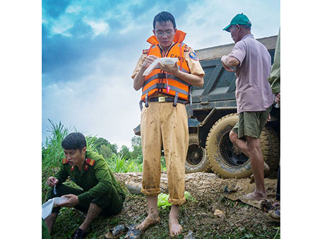 Ngâm mình trong nước lũ cứu đê sông Hoạt - Ảnh 7.