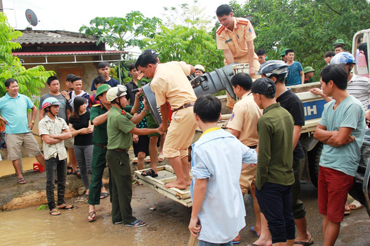 Công an, bộ đội dầm mình trong nước ăn vội, giúp dân chống lũ dữ - Ảnh 7.