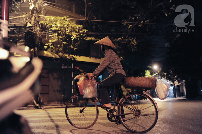 [20/10] Theo chân những phụ nữ Việt vất vả mưu sinh trong đêm và nụ cười bừng sáng ngày lễ dành cho chính họ - Ảnh 7.