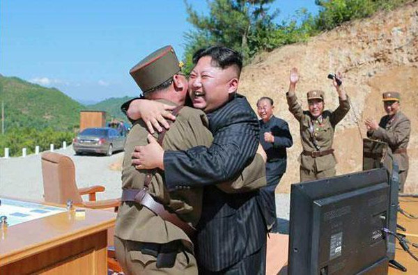 Hình ảnh ông Kim Jong Un sung sướng khi phóng tên lửa thành công - Ảnh 7.