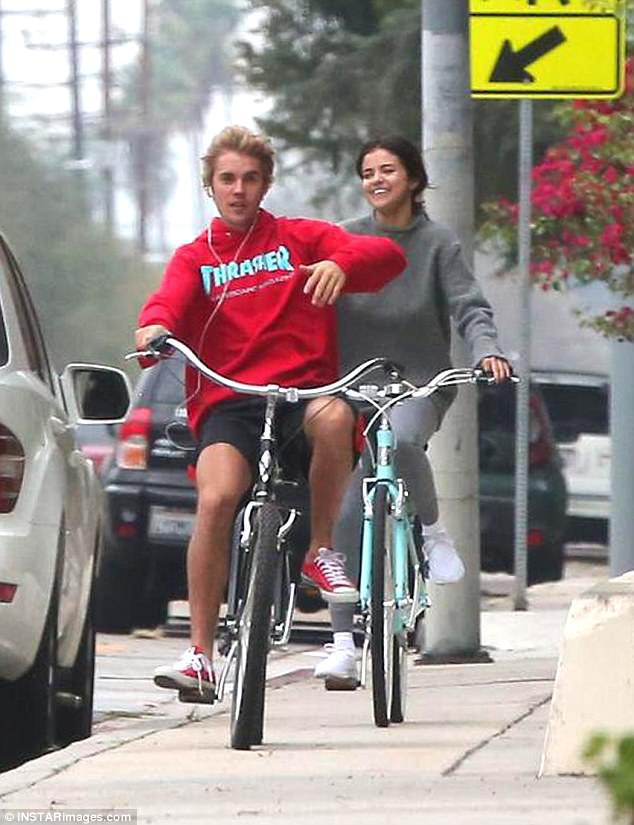 Hẹn hò đạp xe cùng nhau, Justin - Selena đẹp đôi và dễ thương như đang quay một bộ phim tình cảm - Ảnh 7.