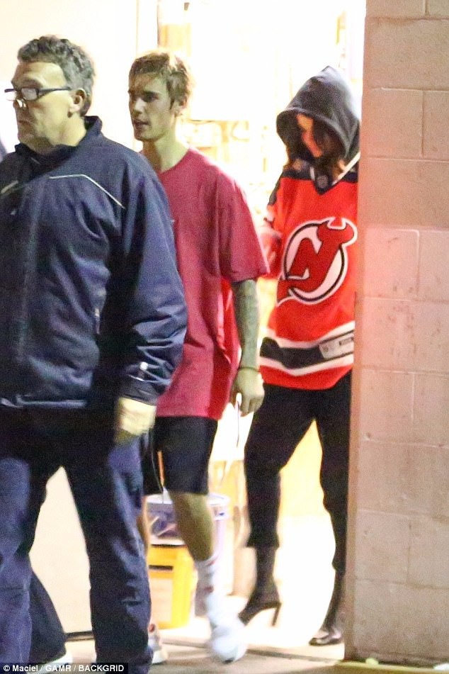 Selena Gomez đến cổ vũ Justin Bieber chơi hockey và mặc cả áo của bạn trai - Ảnh 7.