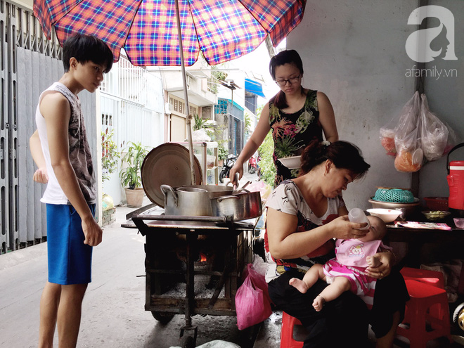 Quán bún riêu gần 50 năm trong hẻm vắng Sài Gòn, khách ăn tự múc lấy để thấy nhà là đây - Ảnh 7.