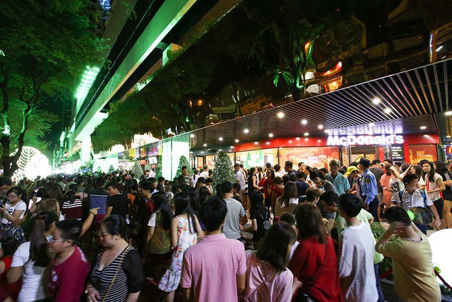Thuận Kiều Plaza chính thức đổi tên thành The Garden Mall, hàng nghìn người Sài Gòn chen nhau vào khám phá trong ngày khai trương - Ảnh 7.