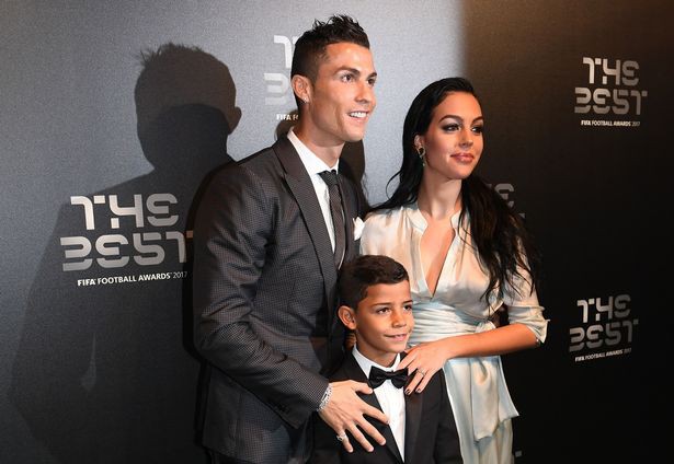Con trai Ronaldo tạo dáng chuyên nghiệp trong lần đầu làm người mẫu - Ảnh 7.