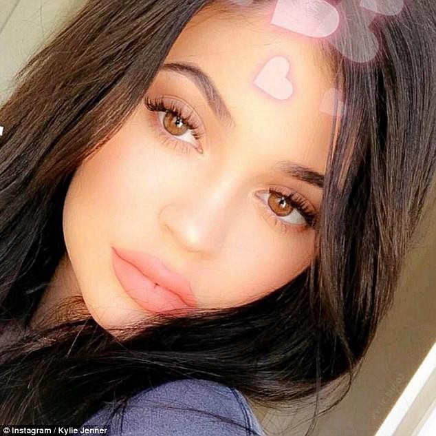 Kylie Jenner khoe chiếc nhẫn đính viên kim cương khủng, có thể đã đính hôn và sắp sinh con gái - Ảnh 9.