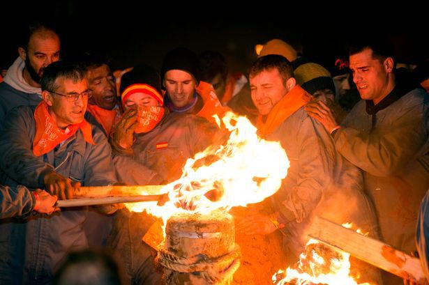 Số phận đau thương những chú bò trong lễ hội Tây Ban Nha: Sừng bị thiêu rụi, quằn quại trong lửa - Ảnh 7.