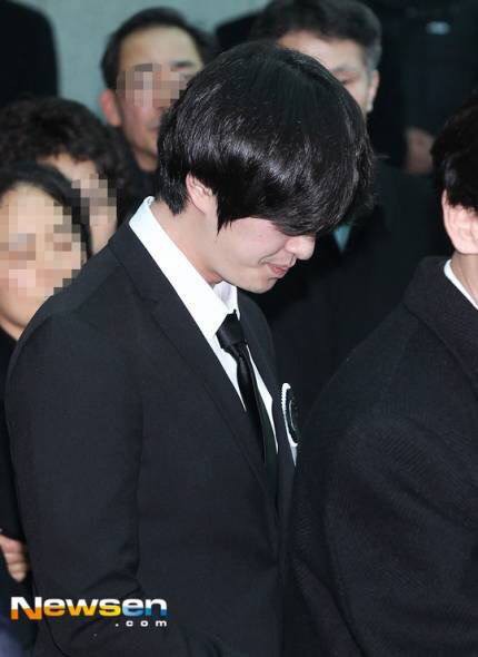 Các thành viên SHINee gục khóc trong giờ đưa linh cữu Jonghyun đến nơi an nghỉ cuối cùng - Ảnh 7.