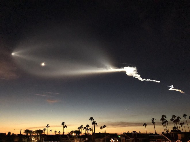 Tên lửa Falcon 9 của Elon Musk bay ngang qua bầu trời, dân tình hoảng loạn tưởng là UFO - Ảnh 7.