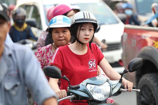 Ngày làm việc cuối cùng trước kỳ nghỉ Tết Dương lịch 2018: Đang ùn tắc kéo dài ở cửa ngõ sân bay Tân Sơn Nhất - Ảnh 7.