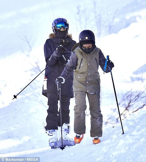 Angelina Jolie trượt tuyết với các con sau tin đồn giảm cân còn 34 kg - Ảnh 8.