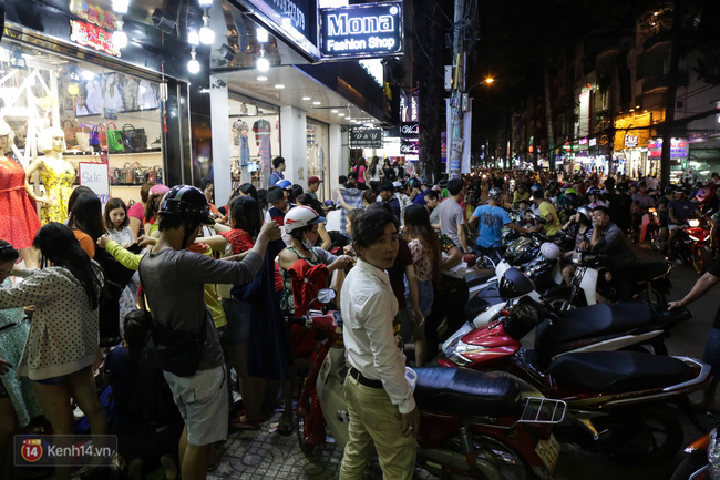 Nhiều nhân viên cửa hàng thời trang ở Sài Gòn cầm bảng giá tràn ra đường chào mời khách dịp cận Tết - Ảnh 8.