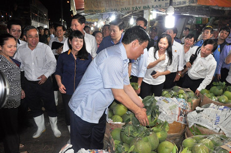 Bí thư Thăng thị sát chợ đầu mối Bình Điền - Ảnh 7.