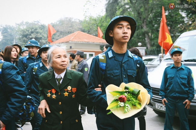 Nụ hôn và nước mắt tiễn tân binh lên đường nhập ngũ trong ngày valentine - Ảnh 8.