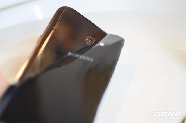 Xem cảnh mở hộp điện thoại tốt nhất trong tầm giá của Samsung, nhưng là trong bồn tắm - Ảnh 8.