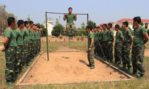 Trên thao trường huấn luyện chiến sĩ mới ở Trung đoàn Gia Định - Ảnh 8.