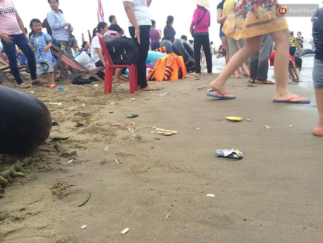 Chùm ảnh: Quá tải du khách, biển Sầm Sơn ngập rác ra sát tận mặt nước - Ảnh 8.