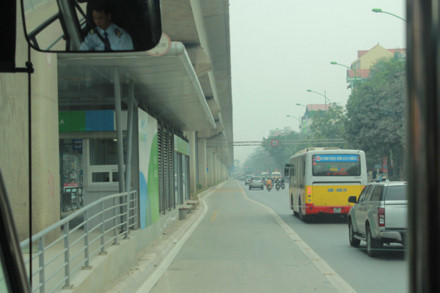 Ưu tiên vượt bậc, buýt nhanh BRT vẫn rất thưa thớt khách - Ảnh 8.