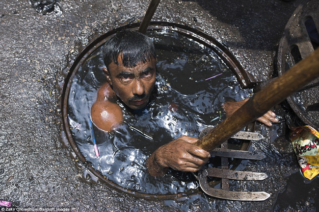Công việc vất vả nhất thế giới: Những người thợ lặn cống đen ngòm để khơi thông tại Bangladesh - Ảnh 8.
