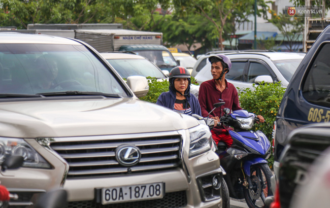 Kẹt xe kéo dài hơn 2km trên đại lộ Phạm Văn Đồng sau cơn mưa lớn ở Sài Gòn - Ảnh 9.