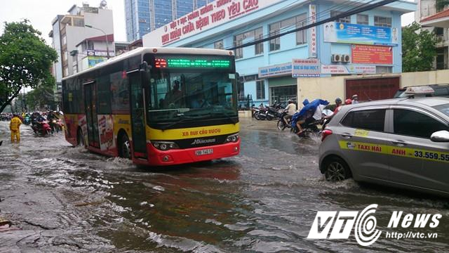 Mưa lớn đầu mùa, phố Hà Nội ngập sâu, giao thông ùn tắc - Ảnh 8.