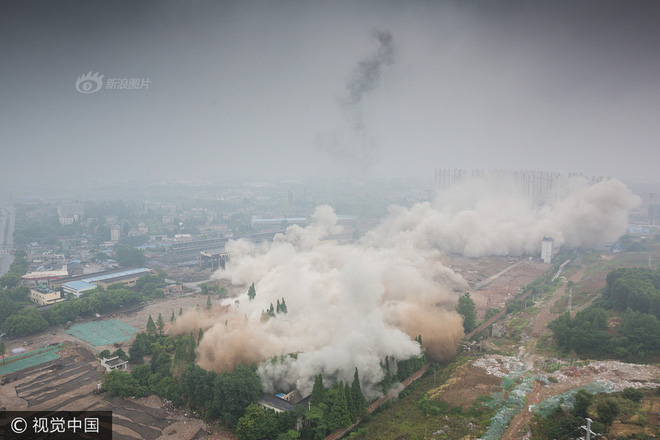 Trung Quốc phá dỡ nhà máy nhiệt điện, cả ngọn tháp cao bằng tòa nhà 60 tầng đổ sập trong vài giây ngắn ngủi - Ảnh 9.