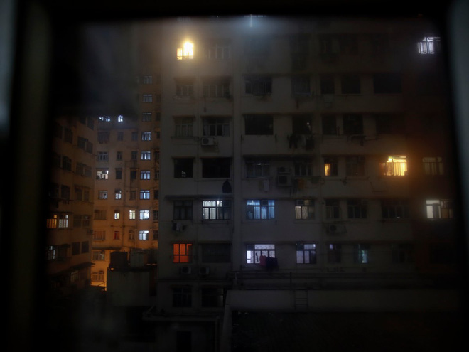 Những “ngôi nhà quan tài” rộng vài m2: Cuộc sống tù túng, ngột ngạt của hàng nghìn người dân Hong Kong - Ảnh 8.