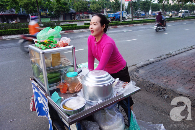 Chị bán bánh ướt lề đường dễ thương nhất Sài Gòn: Buồn hay vui cũng hết một ngày, thôi chọn vui cho sướng - Ảnh 7.