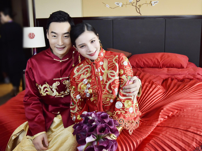 Trong ngày cưới của VĐV nhảy cầu xinh đẹp Trung Quốc, chú rể bị bắt bịt mắt tô son - Ảnh 8.