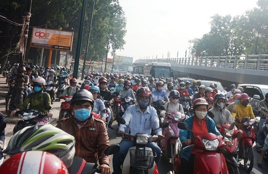Thông xe cầu vượt, giao thông cửa ngõ Tân Sơn Nhất vẫn rối loạn - Ảnh 8.