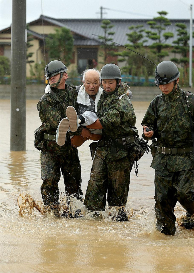 Mưa bão kinh hoàng, người Nhật khóc ròng vì nhà cửa, ruộng vườn bị lũ cuốn trôi - Ảnh 8.