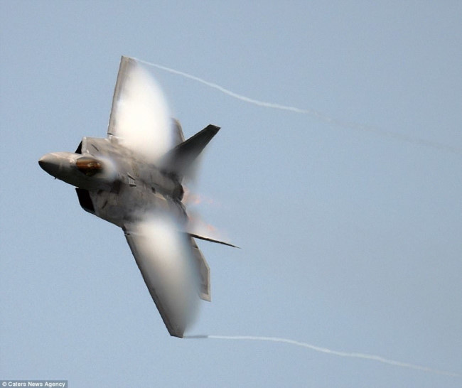 Mãn nhãn F-22 khoe kỹ năng bay siêu cấp - Ảnh 8.