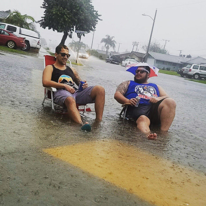 Loạt ảnh các dân chơi trời bão: Mưa gió cũng không làm nhụt chí ra ngoài đường - Ảnh 8.