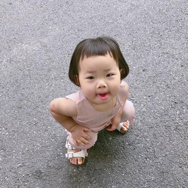 Cô nhóc Hàn Quốc có mái tóc gáo dừa dễ thương đi đâu cũng được xuýt xoa - Ảnh 8.
