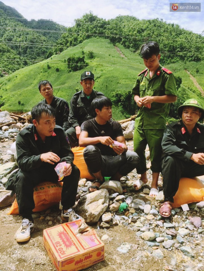 Tình người trong lũ dữ Mù Cang Chải: Chiến sĩ ăn mì tôm sống, vác gạo vượt hàng chục km đường rừng giúp đỡ bà con - Ảnh 9.