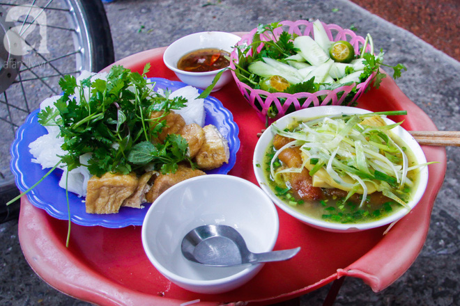 Ghé hàng bún đậu mắm tôm phải tận dụng cả hành lang, phòng ngủ làm nơi bán hàng ở phố Đại La - Ảnh 8.