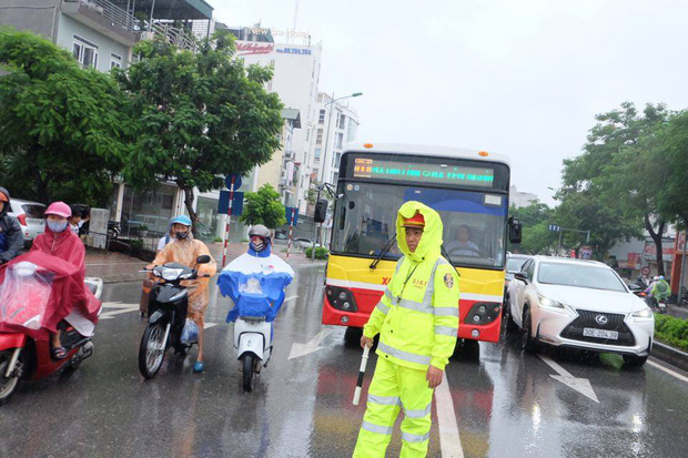 Chùm ảnh: Ảnh hưởng của bão số 6, người dân Thủ đô chật vật trong cơn mưa sáng sớm - Ảnh 8.