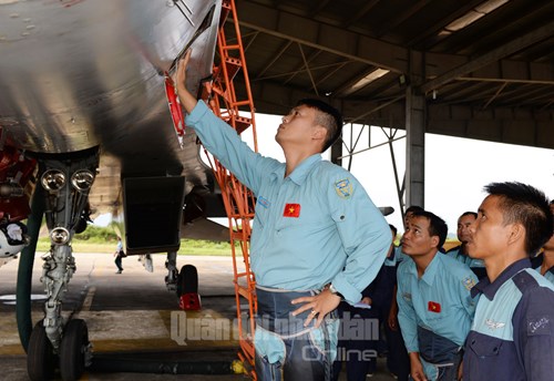 Trực thăng vũ trang, phản lực chiến đấu đồng loạt bắn, ném bom, tiêu diệt mục tiêu mặt đất - Ảnh 8.