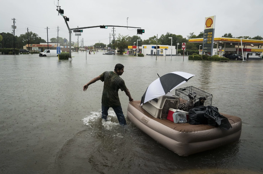 Mỹ: Bức ảnh gây sốc trong bão Harvey - Ảnh 7.