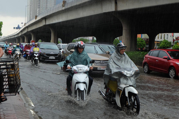Người dân từ các tỉnh đổ về Thủ đô chật vật di chuyển trong mưa lớn sau kì nghỉ lễ kéo dài - Ảnh 8.