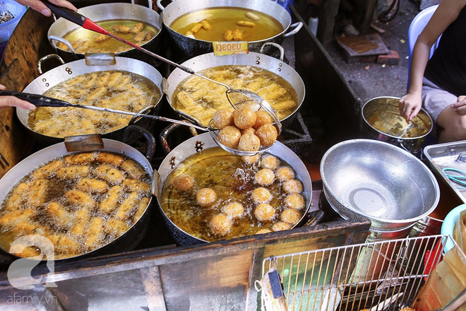  Ngày thu, ghé hàng bánh rán mặn vỉa hè 30 năm tuổi gần Hồ Tây, đông tới mức khách phải lấy số xếp hàng - Ảnh 8.