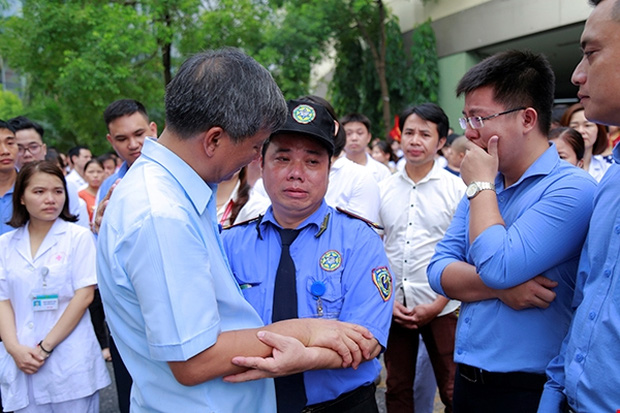 Viện trưởng Viện huyết học truyền máu trung ương nghỉ hưu, hàng trăm y bác sĩ, bệnh nhân xếp hàng chia tay trong nước mắt - Ảnh 9.