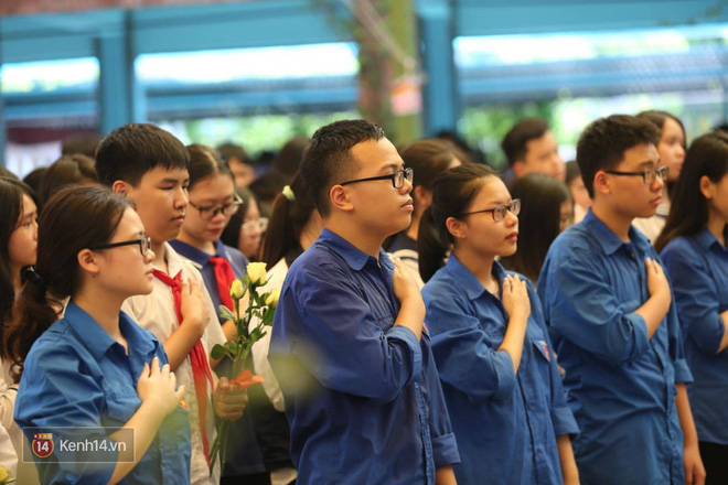 Cựu HS vừa khóc vừa hát Bài học đầu tiên tiễn biệt thầy Văn Như Cương - Ảnh 10.