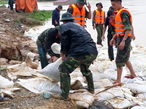 Thanh Hóa: Vỡ đê sông Cầu Chày, hàng trăm người đội mưa cứu đê - Ảnh 7.