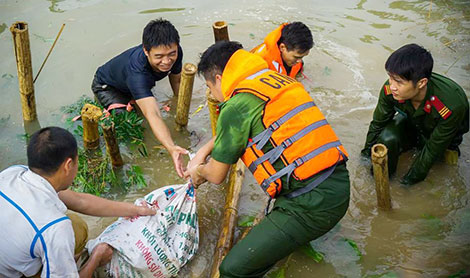 Ngâm mình trong nước lũ cứu đê sông Hoạt - Ảnh 8.