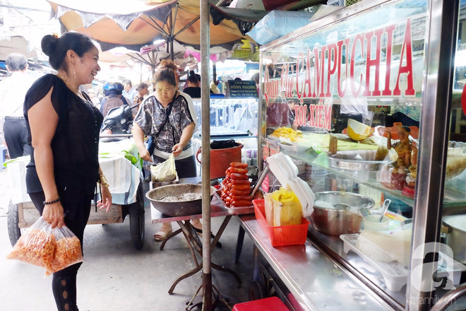  Chuyện cô Ick Bư và sạp hàng khô bé xíu xiu mà nổi danh nhất chợ Hồ Thị Kỷ Sài Gòn - Ảnh 8.