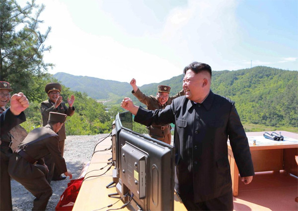 Hình ảnh ông Kim Jong Un sung sướng khi phóng tên lửa thành công - Ảnh 8.